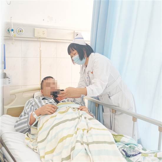 护士对患者进行健康宣教。 护士对患者进行健康宣教。