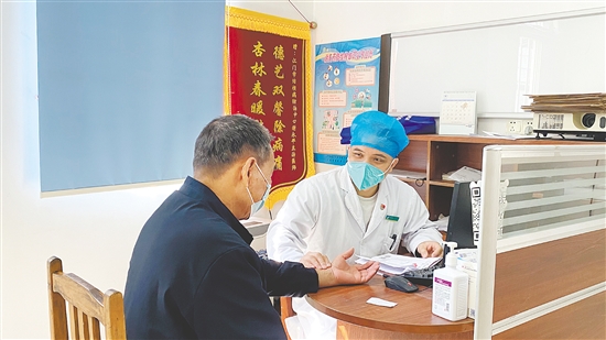 医生询问患者情况。