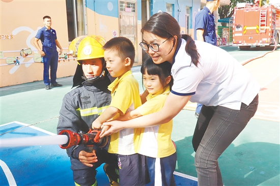 恩平市第一幼儿园开展消防演练。