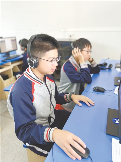 学生正在进行艺术测评。