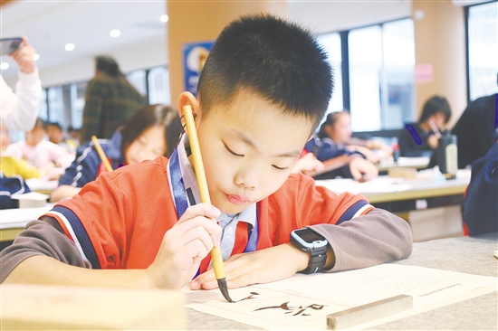 选手挥毫泼墨，展示书法技艺。