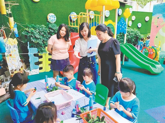 课程建设方面，项目鼓励幼儿园依托本土资源开发特色课程。