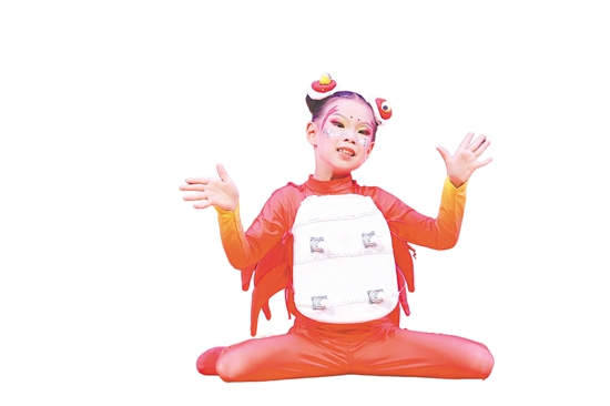 孩子扮演可爱的小螃蟹。