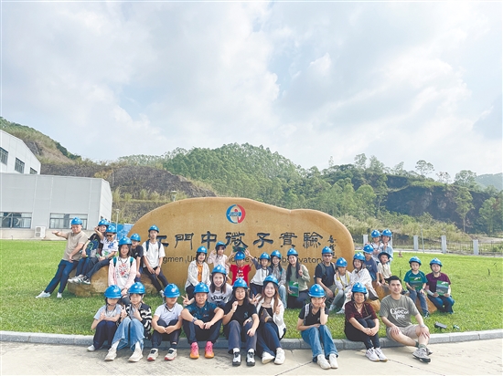 亲子家庭到江门中微子实验室开展研学活动。