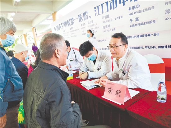 专家们细致询问病史、查看检查报告，为市民制订个性化诊疗方案。