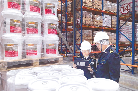 海关关员对出口调味品进行监管。