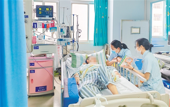 护理团队创新“疼痛评估—体位管理—心理干预”三位一体模式,为患者提供全方位照护。 护理团队创新“疼痛评估—体位管理—心理干预”三位一体模式,为患者提供全方位照护。