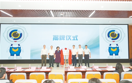 “粤菜师傅营养健康餐研发基地”揭牌仪式现场。 “粤菜师傅营养健康餐研发基地”揭牌仪式现场。