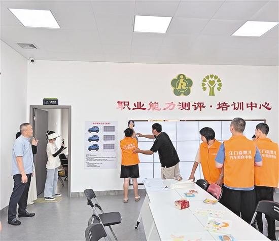 洗车中心负责人在对“喜憨儿”进行洗车培训。