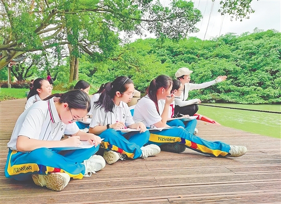 学生在观鸟研学活动中增强爱鸟护鸟意识。