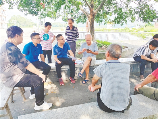 关文勇(中)在基层一线听取了解民意。 关文勇(中)在基层一线听取了解民意。