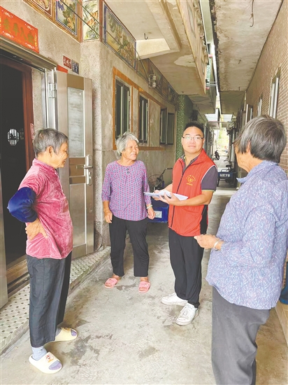 关文勇深入一线开展普法宣传。 关文勇深入一线开展普法宣传。