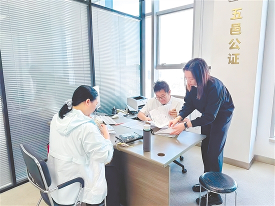 “侨管家”陪同陈小姐办理相关业务。 “侨管家”陪同陈小姐办理相关业务。