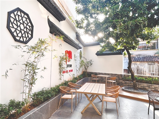 “军号书吧”是一处露天院落,环境优美。 “军号书吧”是一处露天院落,环境优美。