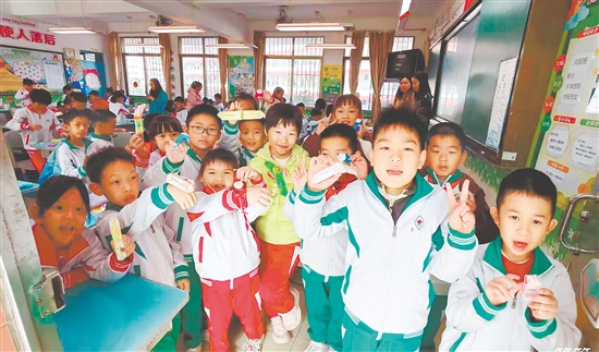 同学们在家长讲师的带领下成功创作折纸手表,学到了丰富的时间知识。 同学们在家长讲师的带领下成功创作折纸手表,学到了丰富的时间知识。