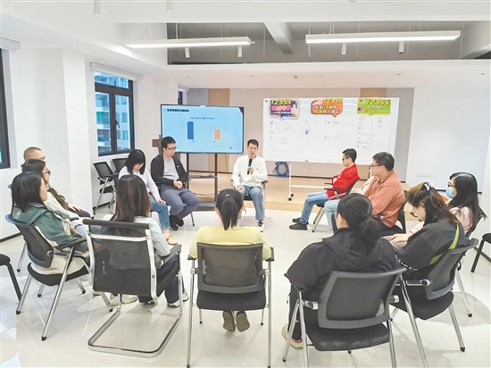 体验营创新采用角色模仿等互动方式,带领亲子家庭开展体验式学习。 体验营创新采用角色模仿等互动方式,带领亲子家庭开展体验式学习。