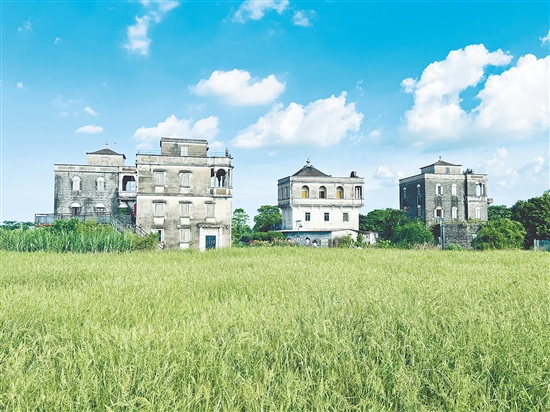 斗山镇浮月村洋楼群展现百年前华侨对西方建筑美学的理解,它们是华侨奋斗的见证,也是华侨爱国爱乡的象征。 斗山镇浮月村洋楼群展现百年前华侨对西方建筑美学的理解,它们是华侨奋斗的见证,也是华侨爱国爱乡的象征。