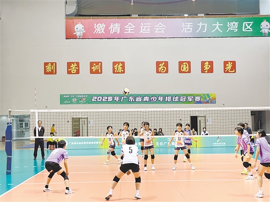 赛场上，选手们激烈比拼，赛出了水平。