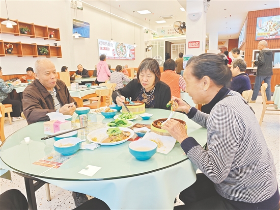 长者在干净明亮的环境中享受美味餐食。