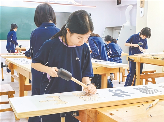 鹤山市碧桂园学校的木艺课程注重趣味性、实践性和审美性的融合,深受学生们喜爱。 鹤山市碧桂园学校的木艺课程注重趣味性、实践性和审美性的融合,深受学生们喜爱。