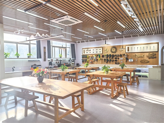 为了保证木艺教学活动的开展,鹤山市碧桂园学校精心打造了一间古色古香的木艺工坊。 为了保证木艺教学活动的开展,鹤山市碧桂园学校精心打造了一间古色古香的木艺工坊。