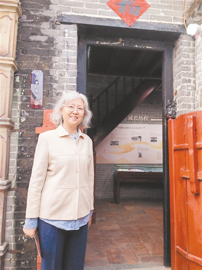 薛社普的女儿薛彦明在父亲故居前合影。 薛社普的女儿薛彦明在父亲故居前合影。