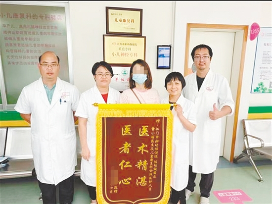 女孩家属送来锦旗表示感谢。