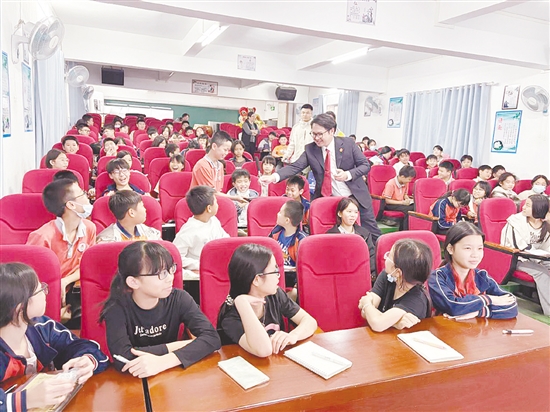 恩平法院普法团队学生带来量身定制的“法治套餐”。 恩平法院普法团队学生带来量身定制的“法治套餐”。