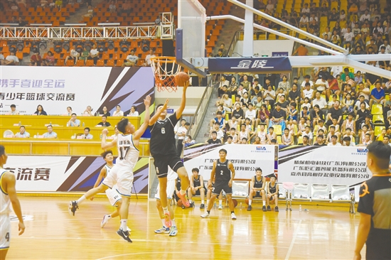 恩平篮协积极主办、承办和协办各类篮球赛事,展示了恩平良好的篮球氛围和办赛能力。 恩平篮协积极主办、承办和协办各类篮球赛事,展示了恩平良好的篮球氛围和办赛能力。