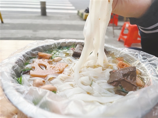 恩平的小吃藏着城市的烟火气,吸引着越来越多游客慕名而来。 恩平的小吃藏着城市的烟火气,吸引着越来越多游客慕名而来。