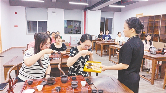 职工学员通过茶艺培训,了解传统茶道礼仪。 职工学员通过茶艺培训,了解传统茶道礼仪。