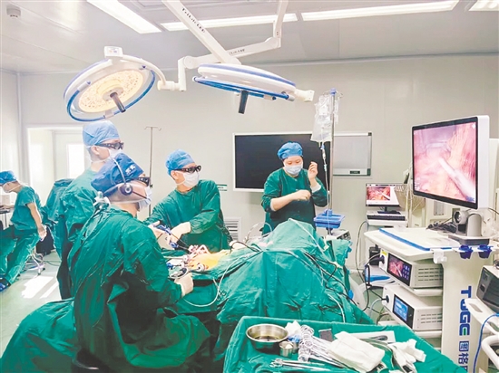 宋武(左二)主刀的3D腹腔镜右半结肠癌根治术吸引了全国5000余名胃肠外科同行在线观摩。