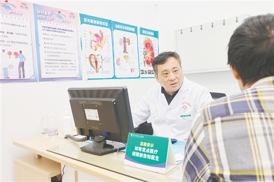 挂职开平市中心医院泌尿外科主任中山大学附属第一医院副主任医师王文卫正在看诊。