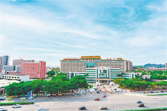 开平市中心医院作为江门地区唯一的县级三级甲等综合医院，2023年国考获评“B”级，连续多年跻身全国百强县级综合医院，具备承接优质资源下沉的坚实基础。