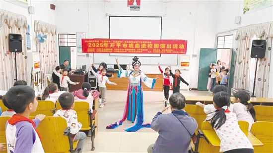 同学们踊跃登台学习戏曲技法。大沙镇供图 同学们踊跃登台学习戏曲技法。大沙镇供图