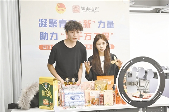 决赛现场,选手们在2小时内展开激烈的直播PK,向全国各地网友集中推介新会的优质农产品。 决赛现场,选手们在2小时内展开激烈的直播PK,向全国各地网友集中推介新会的优质农产品。