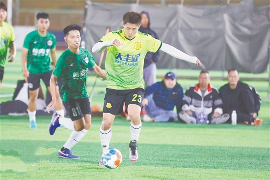 新会大圭峰足球队在“家门口”夺得冠军。 新会大圭峰足球队在“家门口”夺得冠军。