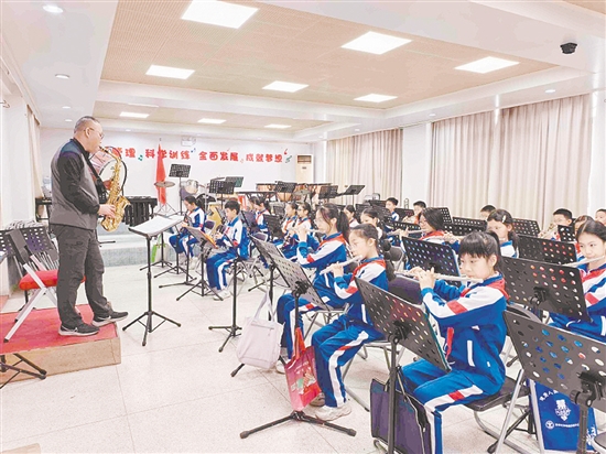 新会实验小学“以审美教育为核心”,注重培养学生对艺术的兴趣、爱好及情感。 新会实验小学“以审美教育为核心”,注重培养学生对艺术的兴趣、爱好及情感。