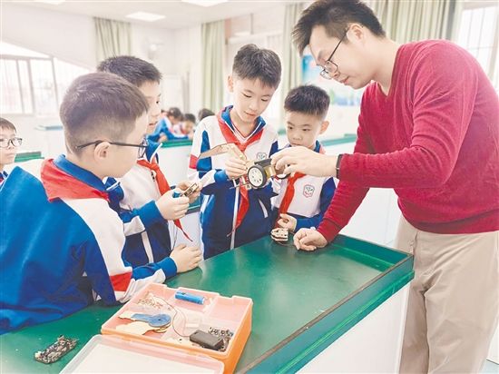 新会实验小学大力推进信息科学与人工智能的深度融合,激发学生科创热情。 新会实验小学大力推进信息科学与人工智能的深度融合,激发学生科创热情。