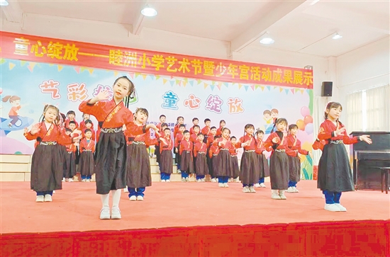 同学们自信地登上学校艺术节舞台,歌唱幸福童年。 同学们自信地登上学校艺术节舞台,歌唱幸福童年。