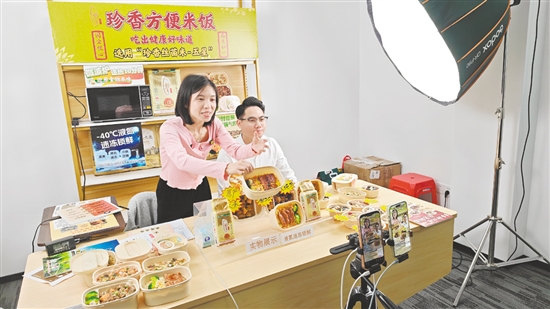 自6月启动线上即时零售业务以来,通过抖音、小红书等平台的“珍香米业速食旗舰店”直播间,以及电商平台的同城配送服务,方便米饭迅速送达全国各地。 自6月启动线上即时零售业务以来,通过抖音、小红书等平台的“珍香米业速食旗舰店”直播间,以及电商平台的同城配送服务,方便米饭迅速送达全国各地。