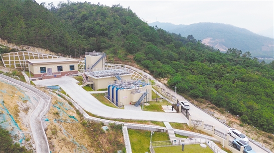 北陡镇南部水厂通过新建一座日供水规模5000立方米的现代化净水厂、铺设总长68公里的供水管道及配套加压泵站,系统完善区域供水体系,彻底破除北陡镇南部片区供水困境。 北陡镇南部水厂通过新建一座日供水规模5000立方米的现代化净水厂、铺设总长68公里的供水管道及配套加压泵站,系统完善区域供水体系,彻底破除北陡镇南部片区供水困境。