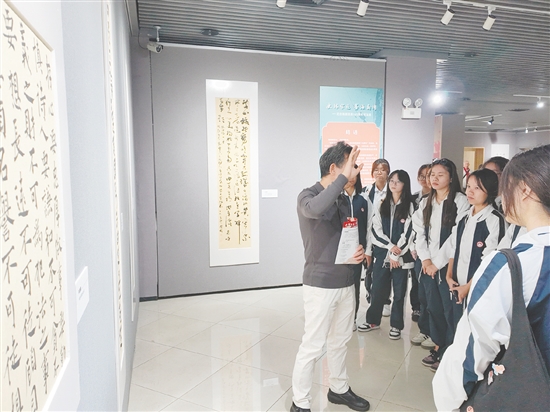 江门职业技术学院师生参观书法展。
