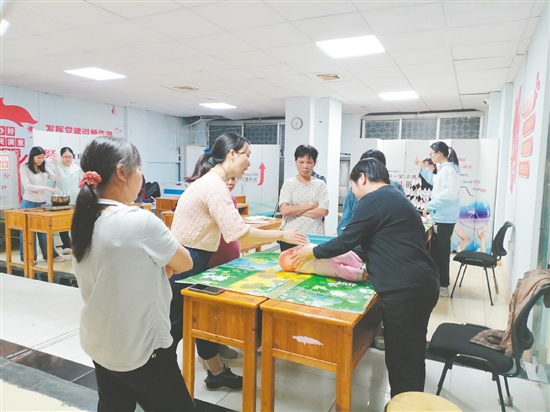 鹤山市大力推进“南粤家政”工程，助力家政从业人员提高技能水平。