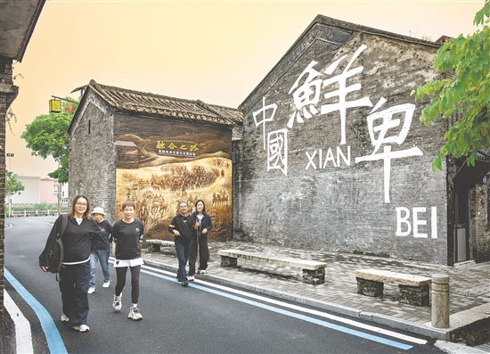 村中的特色墙绘尽显鲜卑风情。 村中的特色墙绘尽显鲜卑风情。