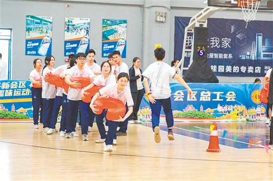 职工们在“玩”中赛,在赛中乐。 职工们在“玩”中赛,在赛中乐。