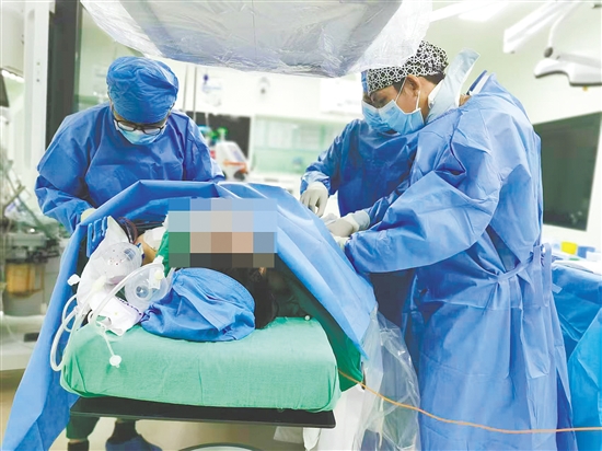 介入医学团队为患者进行治疗。