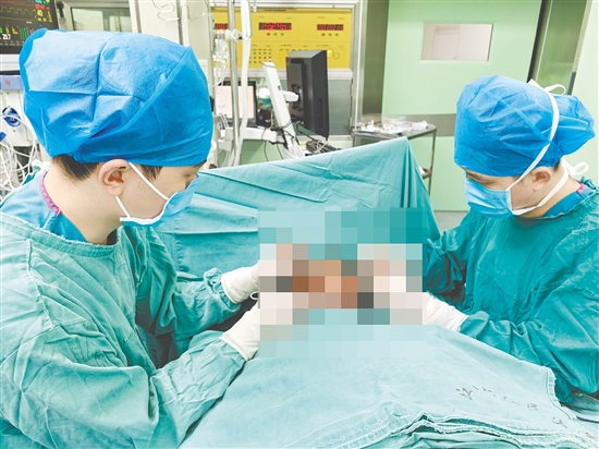 医生为患者进行手术。