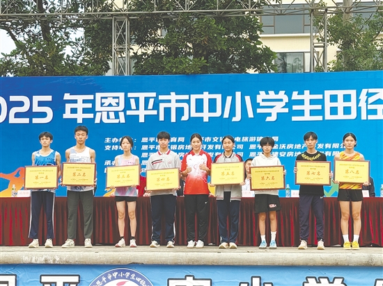 黄淑萍为选手们颁奖。