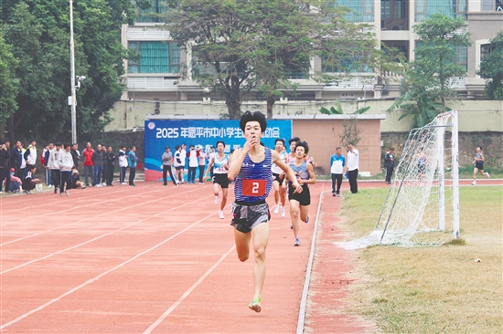 袁昊文在比赛中展示“胜利之吻”。 袁昊文在比赛中展示“胜利之吻”。